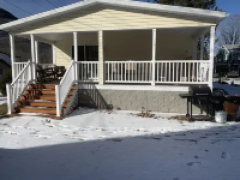 LOCATION! LOCATION!! WALK TO FESTIVALS AND HUNTER MOUNTAIN!!!! Hotels in Hunter