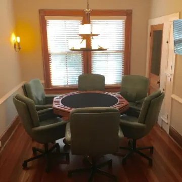 The Craddock - Tufts Home & Antique Carriage House - 6BR 5.5 Baths - Sleeps 12+