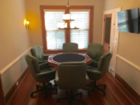 The Craddock - Tufts Home & Antique Carriage House - 6BR 5.5 Baths - Sleeps 12+