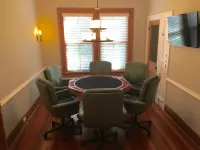 The Craddock - Tufts Home & Antique Carriage House - 6BR 5.5 Baths - Sleeps 12+