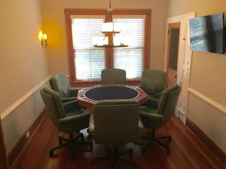 The Craddock - Tufts Home & Antique Carriage House - 6BR 5.5 Baths - Sleeps 12+