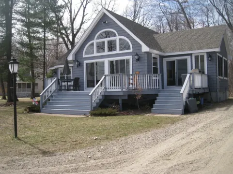 Waterfront Home on the Beach. Ossipee Lake 奧西皮酒店