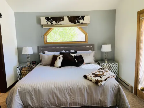 5 min to downtown & Mtn views! Two KING Bed/ Two Bath EnSuite Condo