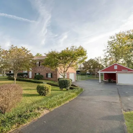 ROOMY!, pet friendly, fenced backyard.