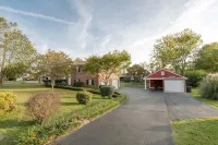 ROOMY!, pet friendly, fenced backyard. - Homestays