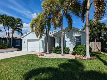 Fully Equipped 3/3 w/ hot tub 1 Mile To Beach Отели в г. Лантана