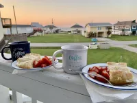 Beach Lovers 4/2.5, Short Walk 2 Beach & Easy Access, +Views! Read Our Reviews!