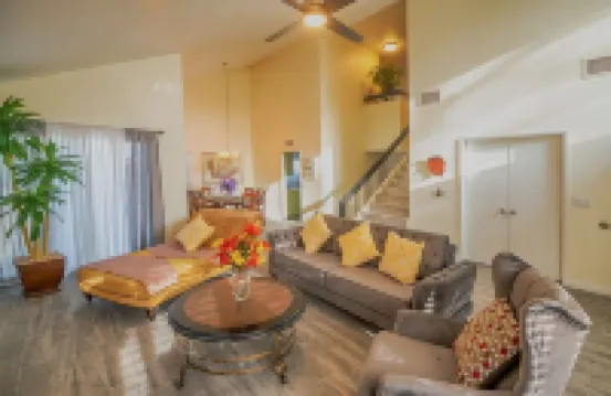 Entire house, pool, minutes to strip, Sleeps 10! Only 3 miles away from Strips