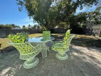 Walk to Beach, restaurants and shops  “The In-Between” Hotels near St. Dunstan's Anglican Church