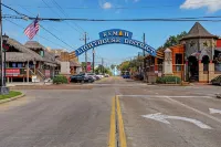 Luxury vacation Kemah, TX condo. Bars and restaurants within walking distance.