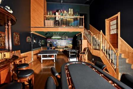 Shangri-La ♛ Private Waterfront Resort Sleeps 30 • 3 Acres •Mega Pool•Game House