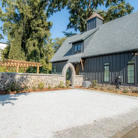 The Black Barn, 3 BR/3 BA House! Easy walking Distance To Everything!