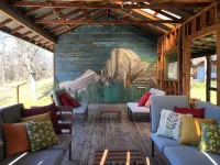 Stylish lodge w/ spa bathrooms, river, views, hot tub, between 2 Yosemite Gates Hotels in Bootjack