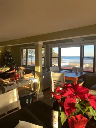 Best house in Old Orchard Beach..STEPS/BEACH,  surf!!!! 4 bedroom Отели рядом со станцией Cumberland Amtrak Station