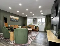 New! 2 Kings! Hot Tub! Access to Full Gym!Espresso! Fully Fenced Yard!