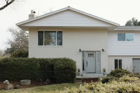 Spacious 5-bedroom house in enchanting Hillsboro