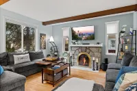 HotTub! 5 minutes to the Seatac Airport + Large Private Backyard