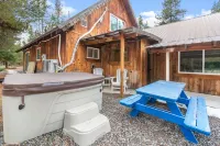 Modern & Beautiful Cabin w/Hot Tub<br>Serene location and comfortable stay