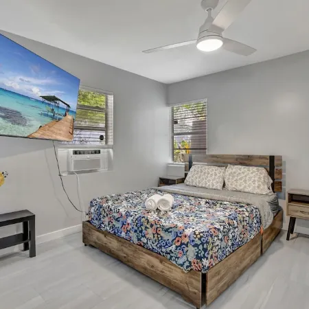 Spacious studio, 2 blks walk to Ave, close to beach, pets allowed, free parking