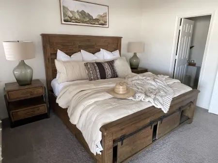 New! Desert LUX Oasis LARGE POOL SPA BBQ FIRE-PIT