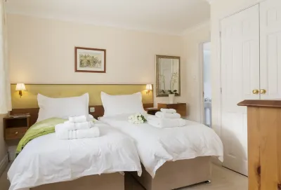 Chipping Campden Modern House, Garden, upstairs/downstairs bedrooms/bathrooms.
