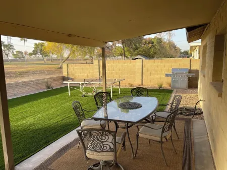 Charming golf course home in Tempe, everything you need for a relaxing stay Отели рядом с достопримечательностью «Painting with a Twist»