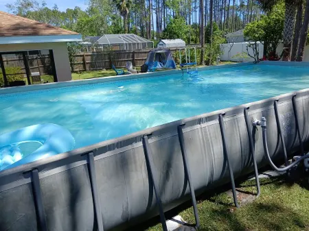 Charming 3-bedroom house with POOL, Firepit & WiFi / close to beach