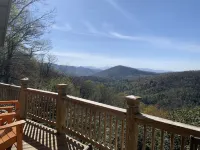 Stunning panoramic mountain views-close to town!