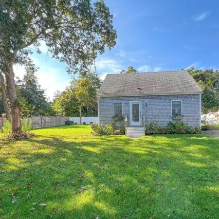 COZY 3 BR/2 BA CAPE COD IN QUIET NEIGHBORHOOD. CLOSE TO OB CENTER AND LAGOON.
