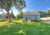 COZY 3 BR/2 BA CAPE COD IN QUIET NEIGHBORHOOD. CLOSE TO OB CENTER AND LAGOON.