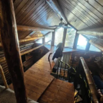 Charming 2-bedroom cabin with WiFi, Hot Tub, large decks in amazing Canandaigua