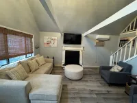 Charming updated 3-bedroom house in Lackawaxen with HOT TUB Hotels in Lackawaxen Township