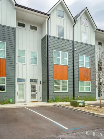 Walk Bike Swim! Pool + Downtown + Riverwalk Отели рядом с достопримечательностью «Водопады Раби»