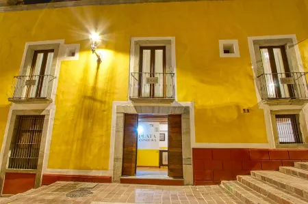 Hotel Plata Condesa Отели рядом с достопримечательностью «Church of San Diego (Iglesia de San Diego)»