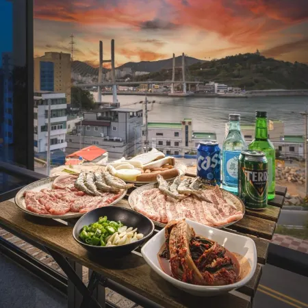 Yeosu Viewforespa Pension Отели рядом с достопримечательностью «Кобуксон»