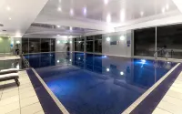 Crowne Plaza MARLOW by IHG - piscina