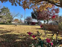 Cozy farmhouse w/pool. Central to museums, golfing, lakes, sports & shopping. Hotels near Shepherd's Valley Cowboy Church and Arena Complex