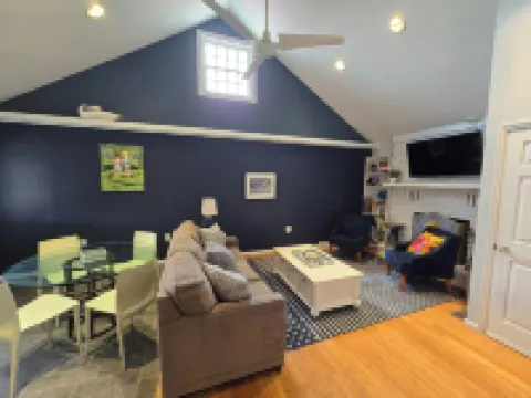 Beautiful Bray Cottage on the Vineyard Hotels in West Cape May