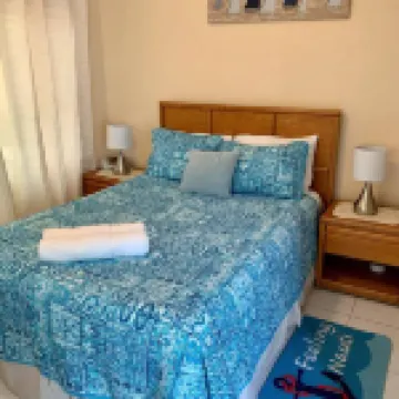 S4 BP Steps to Beach Hoteles en West Bay