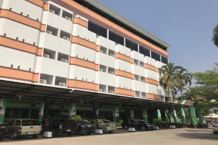 Lopburi Residence Hotel Отели рядом с достопримечательностью «Phra Prang Sam Yot»