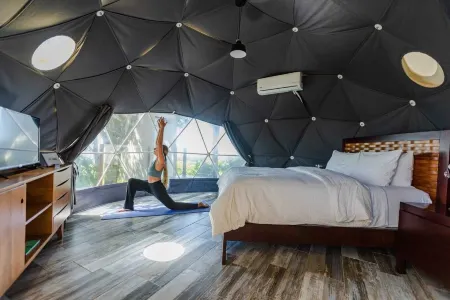 Chira Glamping Monteverde Отели рядом с достопримечательностью «Ecological Sanctuary»