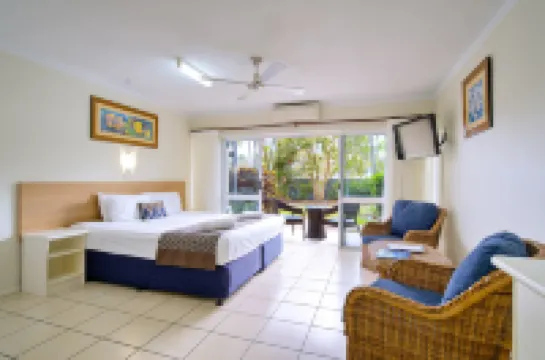 Cairns Queenslander Hotel & Apartments Hotels near McLeod Street Pioneer Cemetery