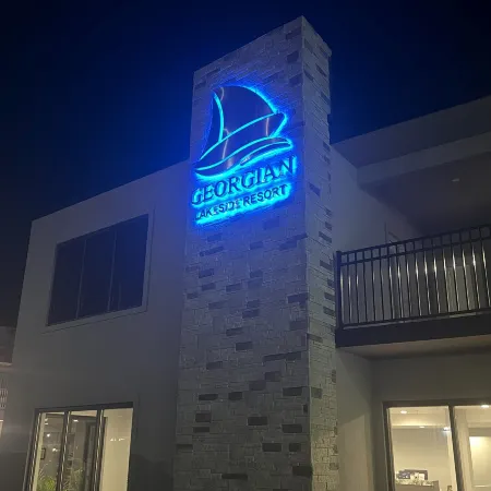 Georgian Lakeside Resort Отели рядом с достопримечательностью «Озеро Лейк-Джордж»