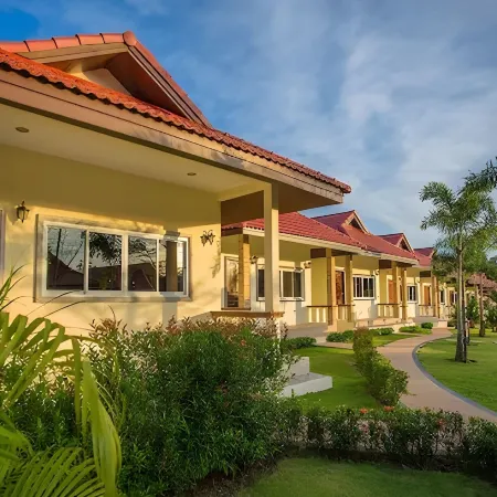 Phuket Airport Villa Отели рядом с достопримечательностью «Пляж Наитхон»