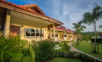 Phuket Airport Villa Hoteles cerca de Playa Naithon