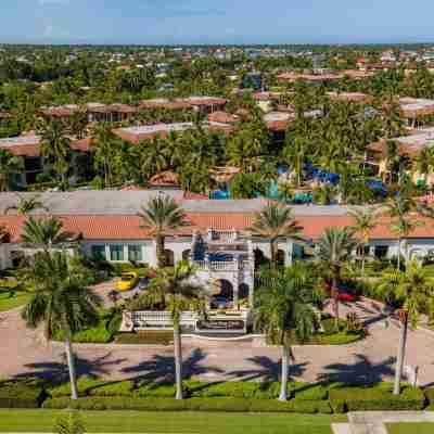 Naples Bay Resort & Marina Hotel Exterior