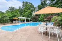 Howard Johnson by Wyndham Traverse City - Pools