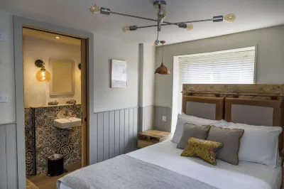 Royal Oak Hotels near Breakwater Brewery & Taproom & Pizzeria