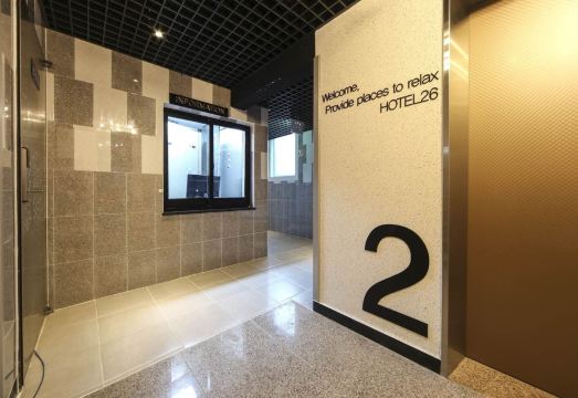 부산역 호텔26에서 바라본 부산역 전경 또는 근처 길거리