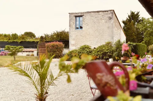 Domaine les Granges Hotels in Asnieres-la-Giraud